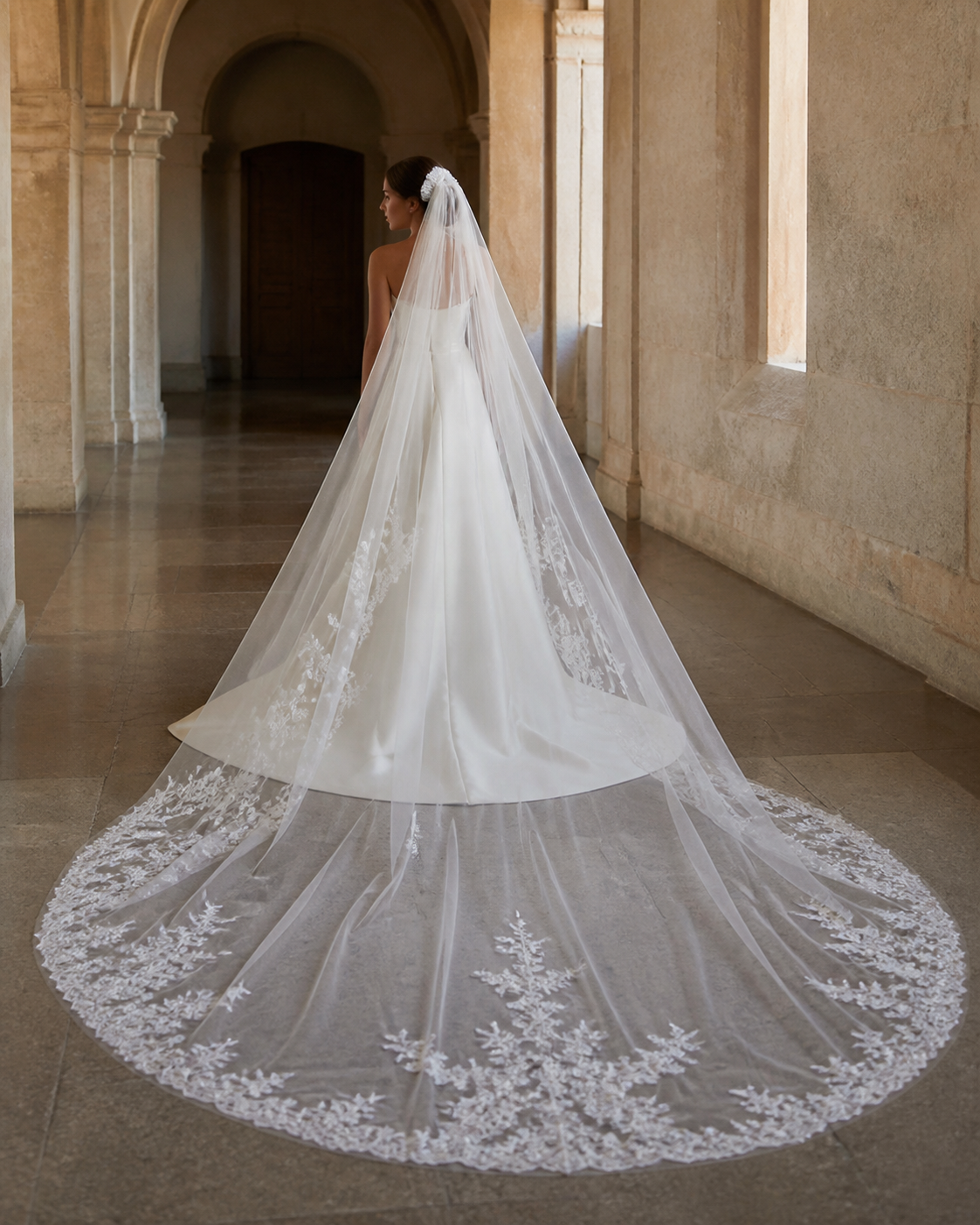 Sposa con lungo velo cattedrale ricamato